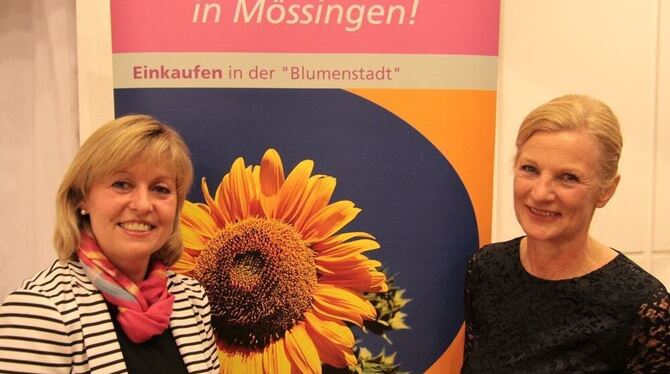 Festrednerin Karin Goldstein (links) von der IHK Reutlingen und HGV-Vorsitzende Barbara Muschler bei der 25-Jahr-Feier. GEA-FOTO
