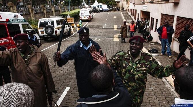Vor dem Westgate-Einkaufszentrum in Nairobi verwehren Polizei und Militär Reportern den Zugang: Die Lage bleibt unübersichtli