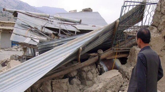 Ein Pakistaner inspiziert ein bei einem Beben zerstörtes Haus. Nun wurden bei einem Erdbeben mehr als 200 Menschen getötet. F