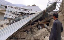 Ein Pakistaner inspiziert ein bei einem Beben zerstörtes Haus. Nun wurden bei einem Erdbeben mehr als 200 Menschen getötet. F