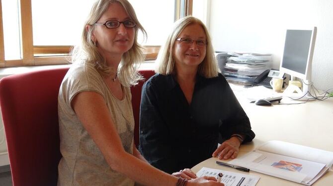 Angelika Beitlich (links) und Annemarie Kiefer von der zentralen Anmeldungs- und Beratungsstelle. FOTO: SCHREINERT