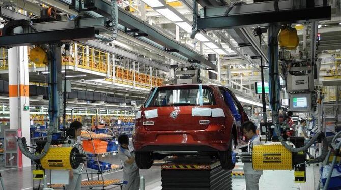 Chinesische Arbeiter an der Fertigungsstraße für den neuen Golf im neu eröffneten VW-Werk in Foshan. Foto: Andreas Landwehr