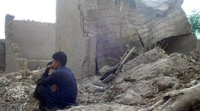 Ein Mann in der Ortschaft Awaran auf den Trümmern seines zerstörten Hauses. Foto: Munir Noor