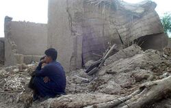 Ein Mann in der Ortschaft Awaran auf den Trümmern seines zerstörten Hauses. Foto: Munir Noor