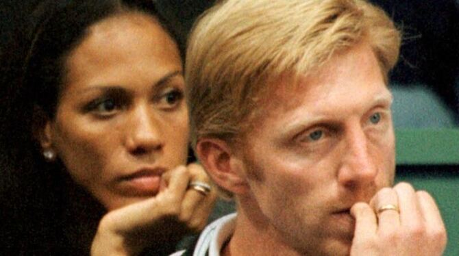 Barbara und Boris Becker 1998 bei einer Daviscup-Begegnung in Bremen. Foto: Carsten Rehder