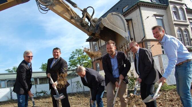 Spaten stechen (von links) CDU-Stadtrat Holger Weiblen, OB Dr. Ulrich Fiedler, Architekt Manfred Hagelstein, Immowerk-Geschäftsf