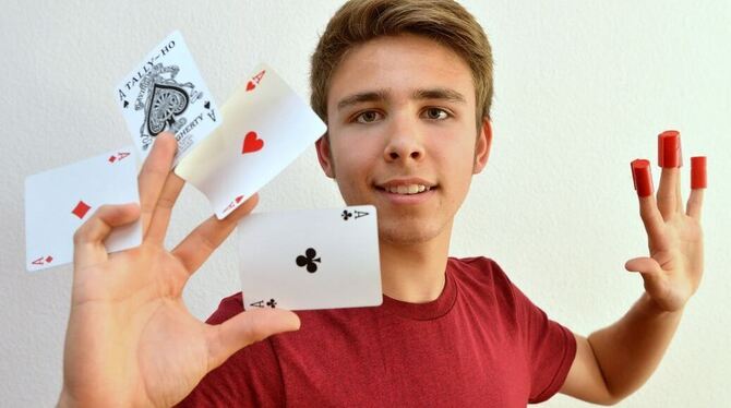 Greift mit flinken Fingern in die Trickkiste: der 15-jährige Reutlinger Nikolai Striebel. FOTO: NIETHAMMER