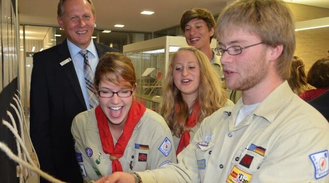 Filialleiter Hansjörg Junger, Judith Brauße, Veronika Fanous und Philipp Fanous verfolgen lachend, wie sich Florian Braun (von l