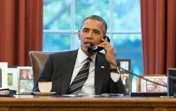 Am anderen Ende ist der neue iranische Präsident: Barack Obama beim Telefonat mit Hassan Ruhani. Foto: Pete Souza / The White
