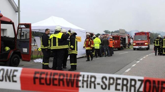 Rettungskräfte haben nach einer Gasexplosion auf dem Gelände einer Gasfirma in Harthausen eine Sperrzone eingerichtet. Foto: