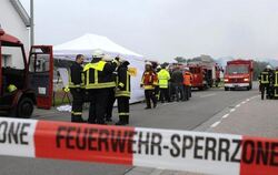 Rettungskräfte haben nach einer Gasexplosion auf dem Gelände einer Gasfirma in Harthausen eine Sperrzone eingerichtet. Foto: 