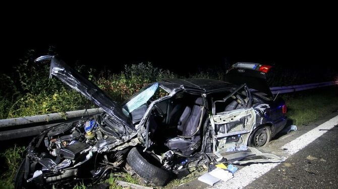 Das zerstörte Fahrzeug eines Geisterfahrers auf der Autobahn A81 nahe Bad Dürrheim. FOTO: DPA