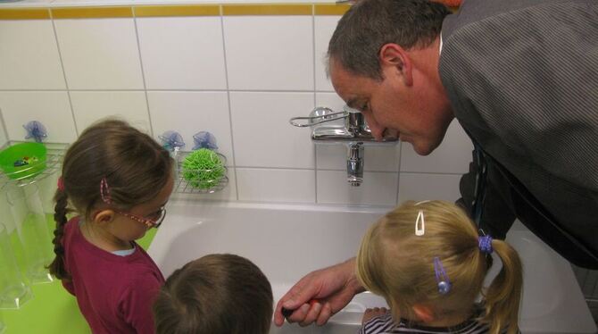 Sonnenbühls Bürgermeister Uwe Morgenstern und die Kinder nahmen das neue »Kinderhaus Sonnenschein« in Willmandingen in Besitz. F