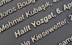 Der Name Halit Yozgat neben weiteren Namen der NSU-Mordopfer auf einem Gedenkstein in Kassel. Foto: Uwe Zucchi