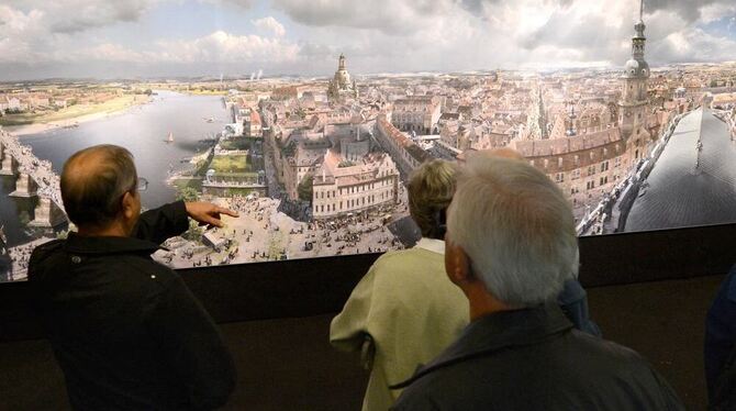 Besucher betrachten in Stuttgart im Pavillon von Sachsen bei den Feierlichkeiten zum Tag der Deutschen Einheit ein Panorama des