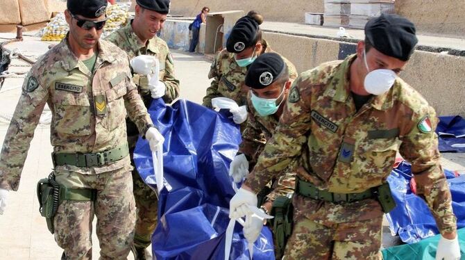 Italienische Soldaten bergen eine der Leichen des Flüchtlingsdramas vor Lampedusa.