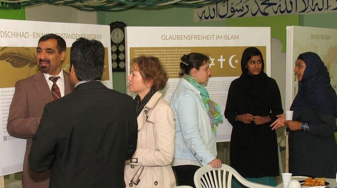 Austausch, Information und Kulinarisches gab es beim Tag der offenen Moschee. FOTO: SCHÄLE-SCHMITT