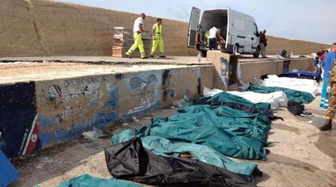 Abtransport der Leichen von Flüchtlingen, die vor Lampedusa ertrunken sind.