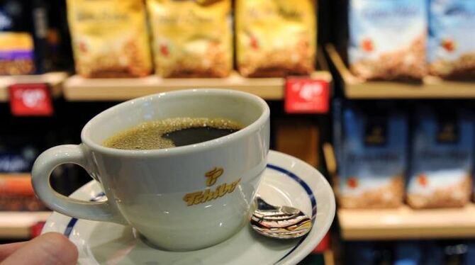 Die Notierungen für Rohkaffee sind auf Talfahrt. Marktführer Tchibo geht in Deutschland mit einer Preissenkung voran. Foto: A