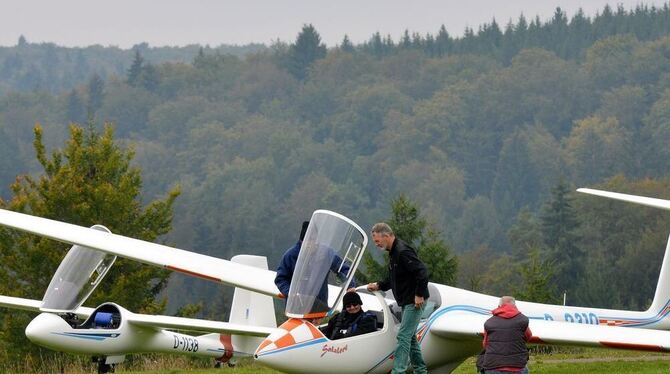 Gleich geht es los: Ein Pilot bereitet sich auf seine unmittelbar bevorstehende Prüfung im Segelkunstfliegen vor.