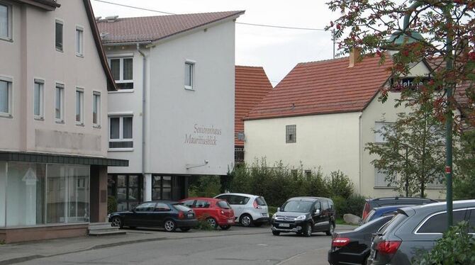 Betreutes Wohnen und Pflegestation unter einem Dach: Im Gebäude rechts daneben sollen weitere Wohnungen entstehen. GEA-FOTO: -J Betreutes Wohnen und Pflegestation unter einem Dach: Im Gebäude rechts daneben sollen weitere Wohnungen entstehen. GEA-FOTO: -J