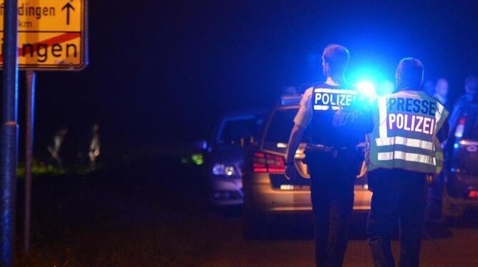 Polizeifahrzeuge am Schauplatz der Schießerei bei Bad Krozingen. Foto: Patrick Seeger