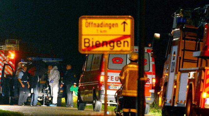 Polizei- und Feuerwehrfahrzeuge stehen bei Bad Krozingen in der Nähe eines Feldes, auf dem die Leiche eines mutmaßlichen Sexuals