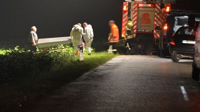 Polizei- und Feuerwehrfahrzeuge stehen bei Bad Krozingen in der Nähe eines Feldes während die Leiche eines mutmaßlichen Sexualst