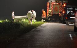 Polizei- und Feuerwehrfahrzeuge stehen bei Bad Krozingen in der Nähe eines Feldes während die Leiche eines mutmaßlichen Sexualst