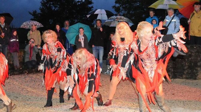 Der Tanz der Rachegöttinnen: Furien sorgten für Grusel bei der römischen Nacht im Freilichtmuseum Hechingen-Stein.  GEA-FOTO: ME