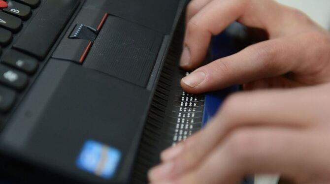Mit Hilfe einer Braillezeile können Blinde am Computer lesen. FOTO: DPA Mit Hilfe einer Braillezeile können Blinde am Computer lesen. FOTO: DPA