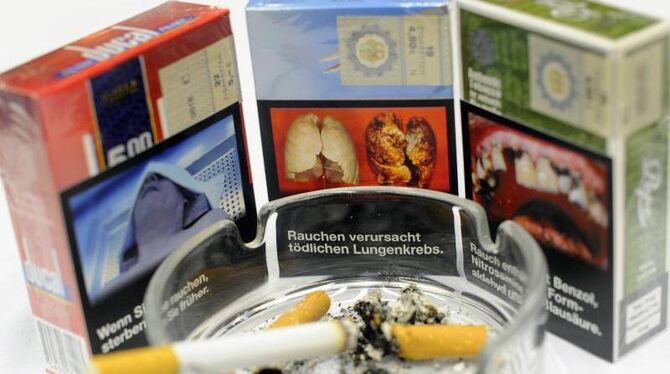Zigarettenschachteln mit möglichen Folgeschäden des Tabakkonsums. Foto: Jonas Güttler