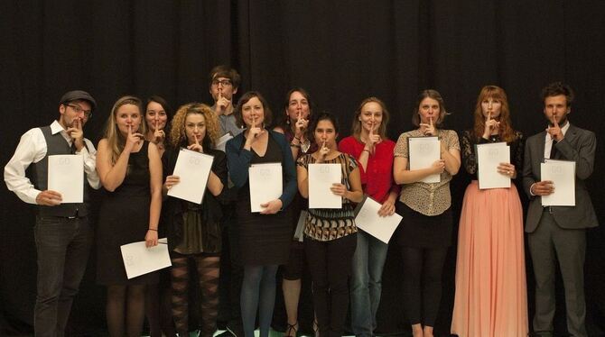 Die Absolventen der Reportageschule beim Schweigen.  FOTO: SAMANTHA FRANSON