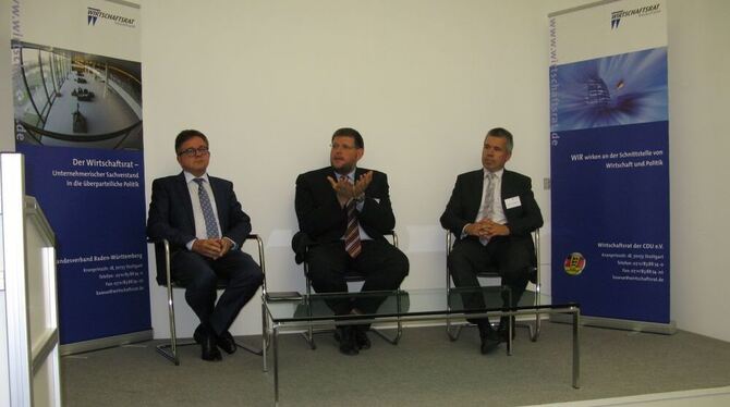 Guido Wolf (von links), Präsident des Landtags von Baden-Württemberg, Ulrich Fiedler, Oberbürgermeister von Metzingen, und Jörg