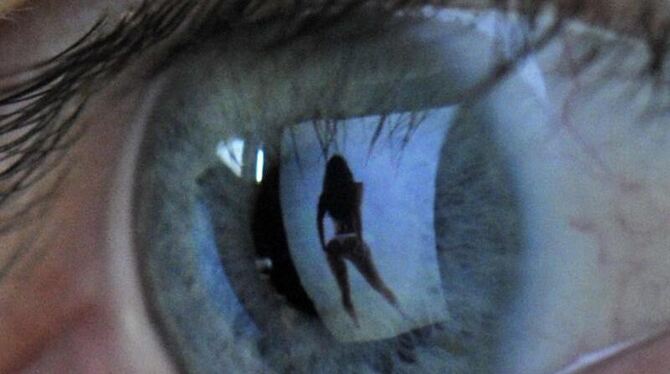 Kinder und Jugendliche haben sich vor der Webcam ausgezogen. Foto: Boris Roessler