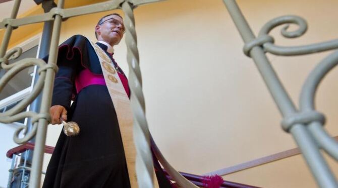 Der Limburger Bischof Tebartz-van Elst steht massiv unter Druck. Die Bischofskonferenz will nun mit dem Papst reden. Foto: Bo