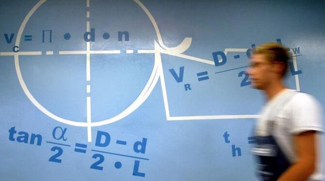 Mathematischer Wandschmuck in einem MAN-Ausbildungszentrum: Schüler aus sozial besser gestellten Familien haben einen Bildung