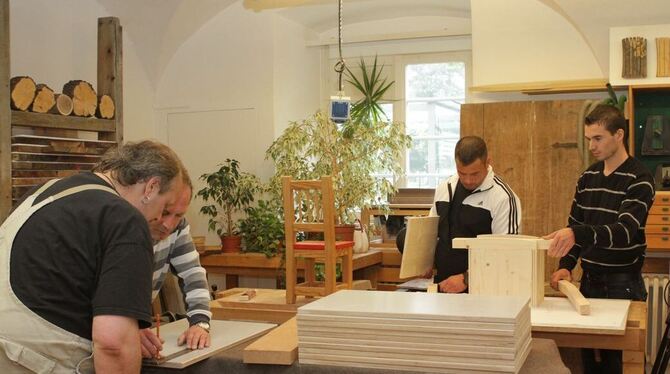 Vorbereitung aufs Leben nach Sucht und Kriminalität: Andreas K., Sascha H. und Tobias H. bei der Arbeitstherapie. FOTO: SCHRADE