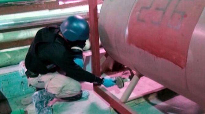 Inspektor der OPCW kontroliert ein Chemiewerk in Syrien. Foto: Syrisches TV