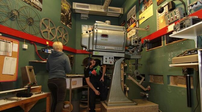 Kinogeschichte und Vergangenheit, wohin man blickt: Am Donnerstagabend bauten Mitglieder des Stadtjugendrings die alten Projekto