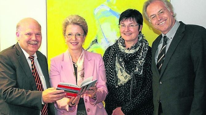 Verleger Valdo Lehari jr. (von links), OB Barbara Bosch, Angela Hammer und Dr. Werner Ströbele nehmen den Bildband im Reutlinger