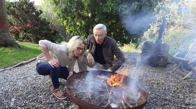 Beim Feuerschalenbrand werden Artefakte aus Ton verbrannt. Die Wannweiler Künstler Heidi und Manfred Degenhardt begeistern sich