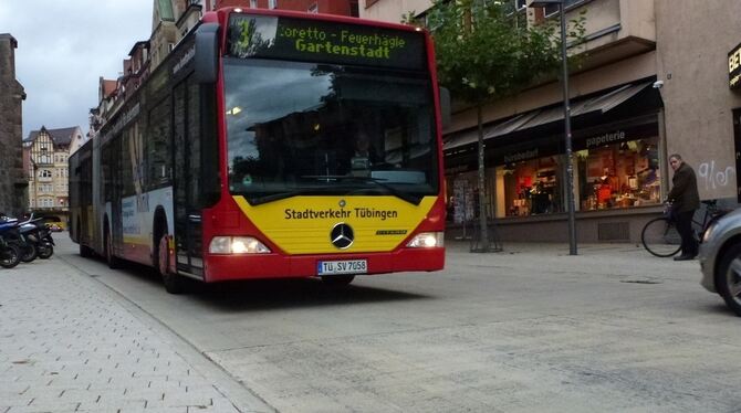 Der Busverkehr sorgt für hohe Schadstoffwerte in der Mühlstraße, die sich kaum reduzieren lassen.  GEA-FOTO: LENSCHOW