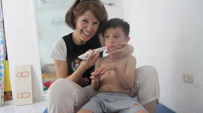 Der kleine Alberto, der nach einer Tumoroperation hyperaktiv war, ist dank Simone Bouillets Behandlung viel ruhiger geworden.  F