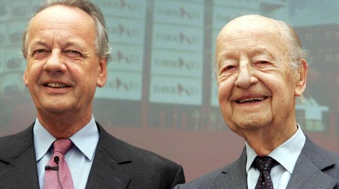 August Oetker und sein Vater Rudolf-August Oetker bei einer Bilanzpressekonferenz. Foto: Oliver Krato/Archiv
