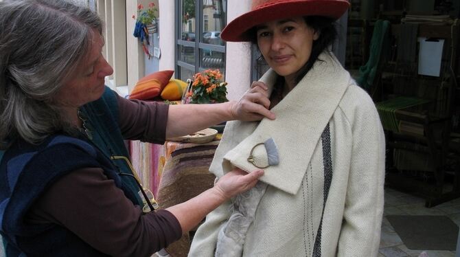 Lina Dippels Mustertyp für Mode aus Biosphären-Tweed ist zur Anprobe fertig: Die Jacke »Gaucho«, die Gretchen Strecker trägt, ka Lina Dippels Mustertyp für Mode aus Biosphären-Tweed ist zur Anprobe fertig: Die Jacke »Gaucho«, die Gretchen Strecker trägt, ka