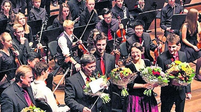 Die Mitwirkenden auf der Stadthallenbühne beim Schlussapplaus. FOTO: CBS