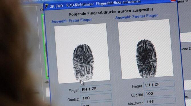 Die Speicherung digitaler Fingerabdrücke auf deutschen Reisepässen ist zulässig. Foto: Jan-Peter Kasper/Archiv