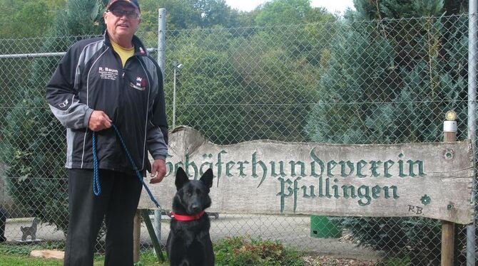 Ein Hunde-Experte: Reinhold Baum mit Branka-Nachfolgerin Cool. FOTO: HOMOLKA