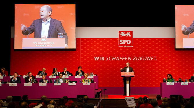 Hamburgs Erster Bürgermeister Olaf Scholz spricht  beim Landesparteitag der baden-württembergischen SPD in der Stadthalle in Reu